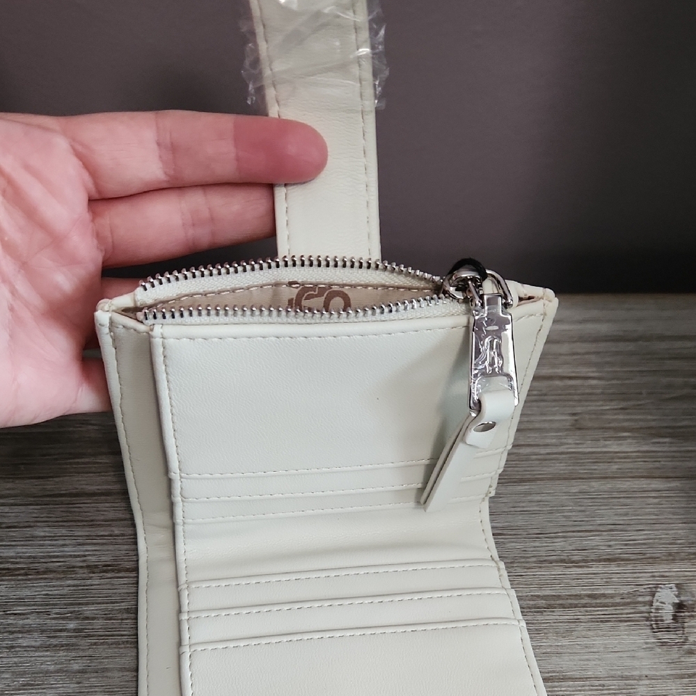 NWT Steve Madden White Quilted Wallet - Picture 4 of 5